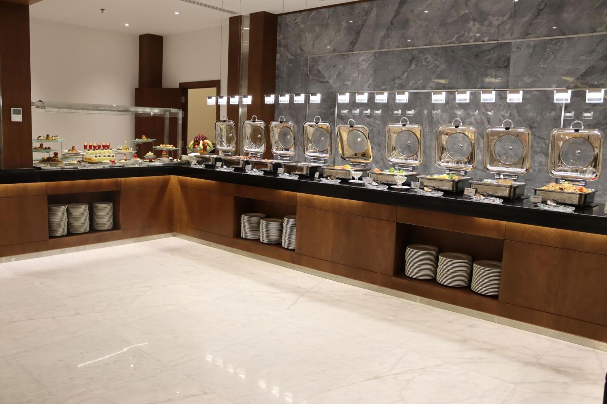 Le Meridien Medine Dış mekan fotoğraf A buffet at a hotel