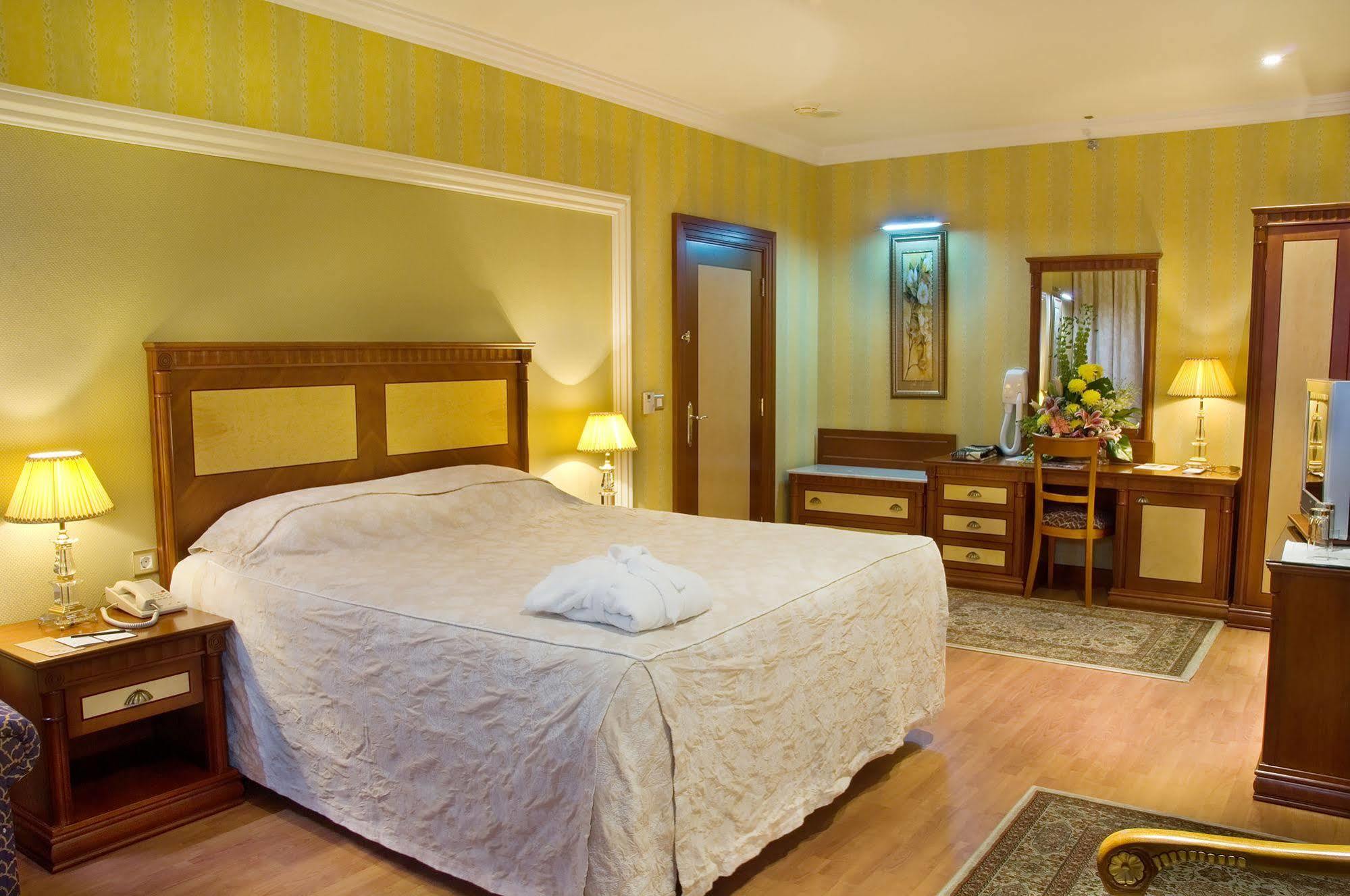 Le Meridien Medine Dış mekan fotoğraf A room at the hotel